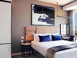 Sandtoncity-apartment-sleeps4-pool-parking