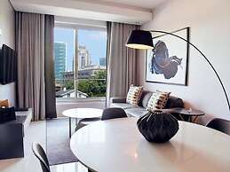 Sandtoncity-apartment-sleeps4-pool-parking