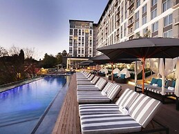Sandtoncity-apartment-sleeps4-pool-parking