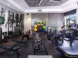 Sandtoncity-apartment-sleeps4-pool-parking