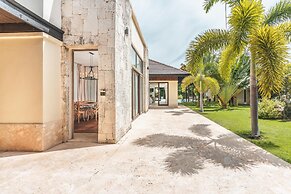 Mesmerizing Villa With Jacuzzi Maid in Cap Cana