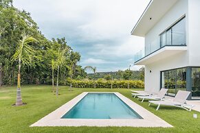 Magnificent Villa With Golf Cart Maid at Caleton