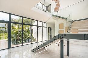 Magnificent Villa With Golf Cart Maid at Caleton