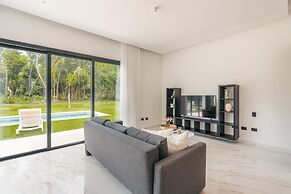 Magnificent Villa With Golf Cart Maid at Caleton