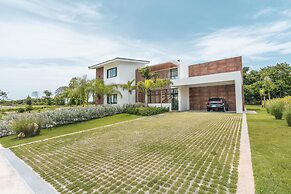 Magnificent Villa With Golf Cart Maid at Caleton