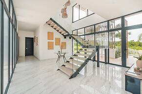 Magnificent Villa With Golf Cart Maid at Caleton