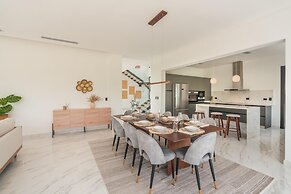 Magnificent Villa With Golf Cart Maid at Caleton