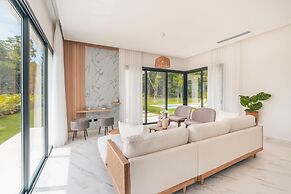 Magnificent Villa With Golf Cart Maid at Caleton