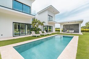 Magnificent Villa With Golf Cart Maid at Caleton