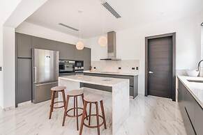 Magnificent Villa With Golf Cart Maid at Caleton
