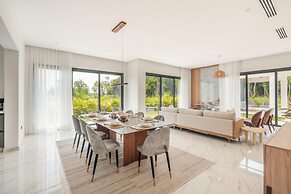 Magnificent Villa With Golf Cart Maid at Caleton