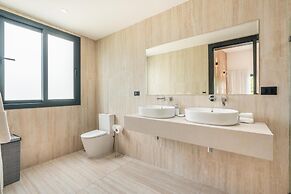 Magnificent Villa With Golf Cart Maid at Caleton