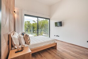 Magnificent Villa With Golf Cart Maid at Caleton