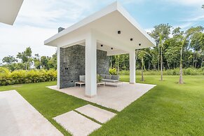 Magnificent Villa With Golf Cart Maid at Caleton