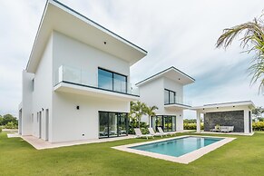 Magnificent Villa With Golf Cart Maid at Caleton