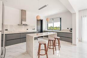 Magnificent Villa With Golf Cart Maid at Caleton