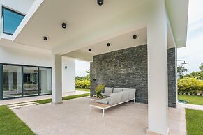 Magnificent Villa With Golf Cart Maid at Caleton