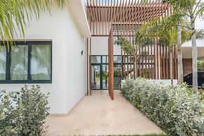 Magnificent Villa With Golf Cart Maid at Caleton