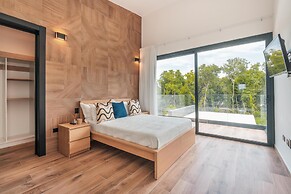 Magnificent Villa With Golf Cart Maid at Caleton