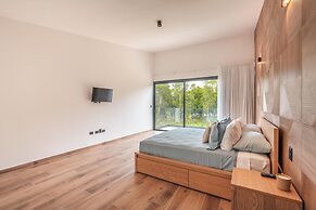 Magnificent Villa With Golf Cart Maid at Caleton