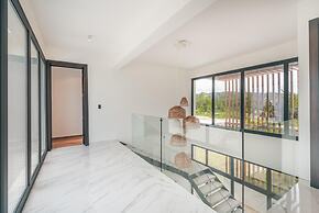 Magnificent Villa With Golf Cart Maid at Caleton