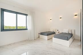 Magnificent Villa With Golf Cart Maid at Caleton