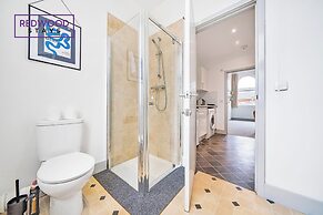 Wesley Chambers By REDWOOD STAYS