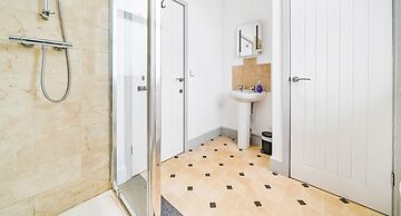 Wesley Chambers By REDWOOD STAYS