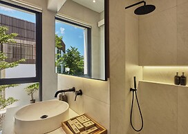 The River Villa by BREIG