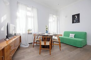 Bright Apartment for 4 by Renters
