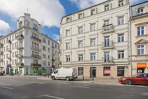 Bright Apartment for 4 by Renters