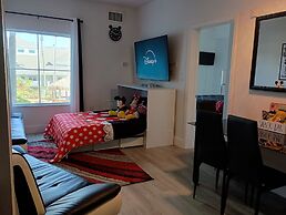 Free Shuttle 2 Queen Disney Area