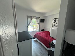 Free Shuttle 2 Queen Disney Area