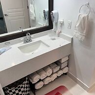 Free Shuttle 2 Queen Disney Area