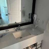 Free Shuttle 2 Queen Disney Area