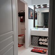 Free Shuttle 2 Queen Disney Area