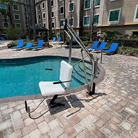 Free Shuttle 2 Queen Disney Area