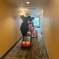 Free Shuttle 2 Queen Disney Area