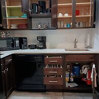 Free Shuttle 2 Queen Disney Area