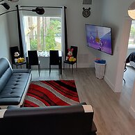 Free Shuttle 2 Queen Disney Area