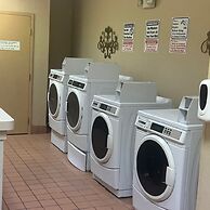 Free Shuttle 2 Queen Disney Area