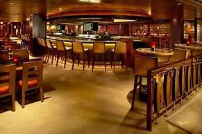 Room in Holiday House - Hgvc Hawaiian Village Resort & Spa, Hot Tub, P