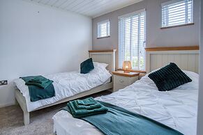 Oakland Lodge - 2 Bedroom Lodge - Wisemans Bridge