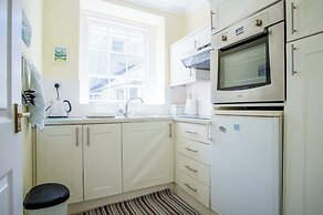 5 Belle Vue Court - 2 Bedroom Apartment - Tenby