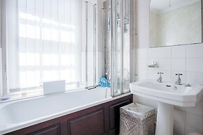 5 Belle Vue Court - 2 Bedroom Apartment - Tenby