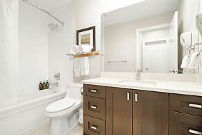 Lakefront Lux 2BR Symphony Of Comfort