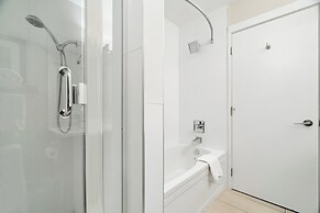 Lakefront Lux 2BR Symphony Of Comfort