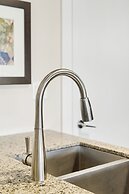 Lakefront Lux 2BR Symphony Of Comfort