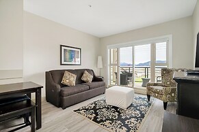 Lakefront Lux 2BR Symphony Of Comfort