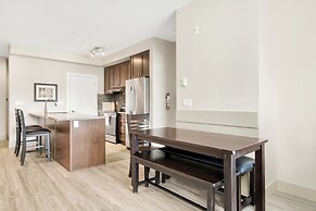 Lakefront Lux 2BR Symphony Of Comfort